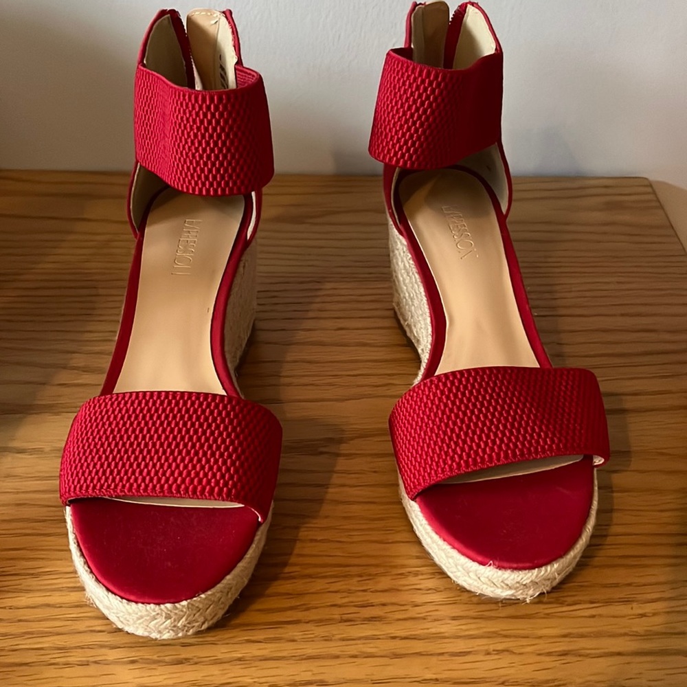 Expressions Red Wedges